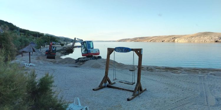 ZANIMLJIV SLUČAJ Godinama nasipaju plažu u Pagu, a prijavljuju tek sad kad je izabran novi gradonačelnik