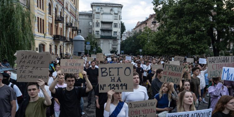 ZELEnski “autoritarni” potez protiv anti-grafnih agencija iskričava prosvjede (videozapisi)-RT Rusija i bivši Sovjetski savez