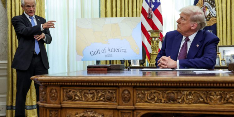 “Za mene je nezamislivo da Tim Cook ne može proizvoditi svoje iPhone u ovoj zemlji,“ izjavio je Trumpov vodeći savjetnik