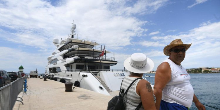 Zadar na meti milijardera: Luksuzna jahta auto-magnata uz samu rivu!