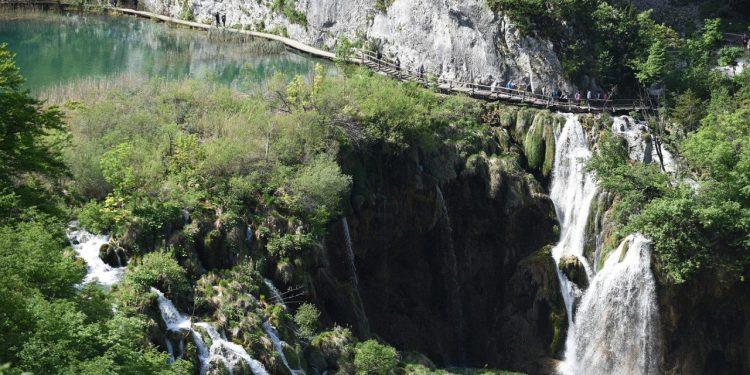 Zadarski – Osmero turista lakše ozlijeđeno na Plitvičkim jezerima