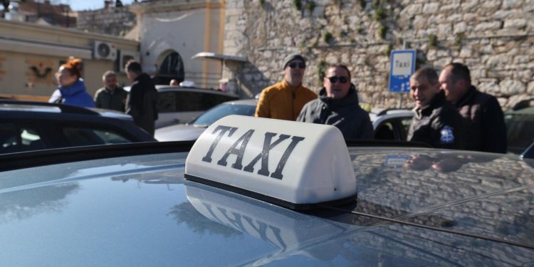 Zadarski – Policija u noćnom nadzoru nad zadarskim taksijima i dostavnim vozilima otkrila 42 prekršaja