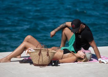 Zadarski – Turisti, turisti… “okupirali” su Zadar i neka su! Pogledajte kako krate vrijeme pred odlazak s kuferima na Zračnu luku