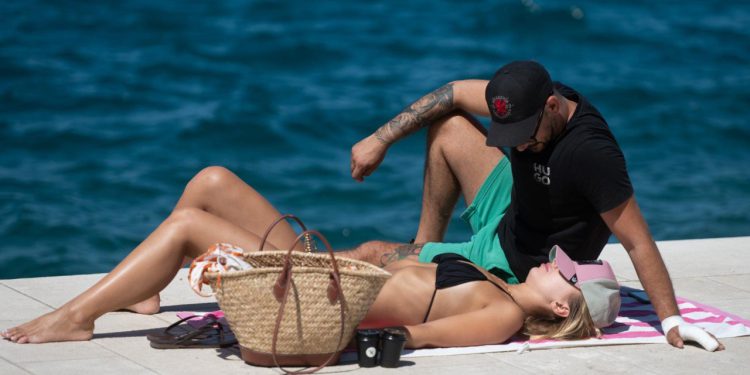 Zadarski – Turisti, turisti… “okupirali” su Zadar i neka su! Pogledajte kako krate vrijeme pred odlazak s kuferima na Zračnu luku