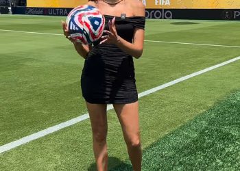 Zapanjujući DAZN voditelj udvostručuje se na izbore odjeće nakon što je optužen da je nosila “neprofesionalnu” odjeću od strane ženskog novinara