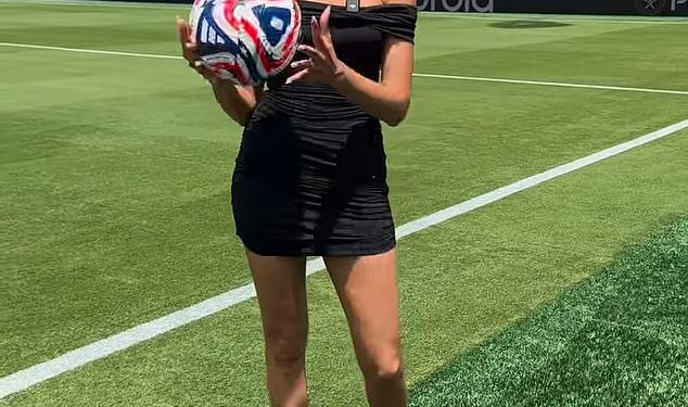 Zapanjujući DAZN voditelj udvostručuje se na izbore odjeće nakon što je optužen da je nosila “neprofesionalnu” odjeću od strane ženskog novinara