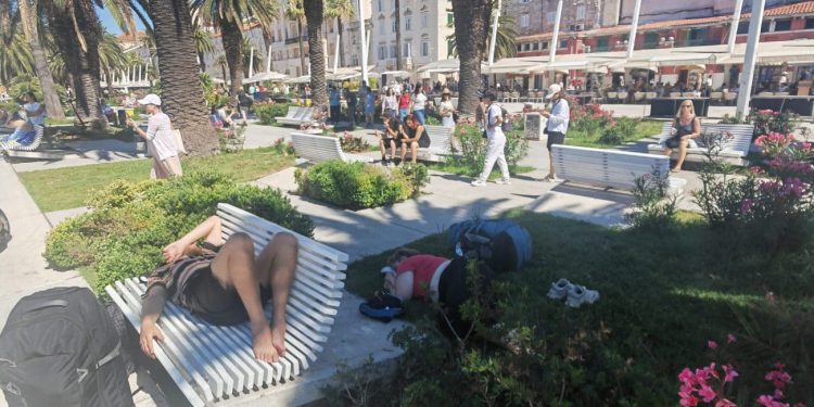 “Zaspalo je siroče…” – DALMACIJA DANAS