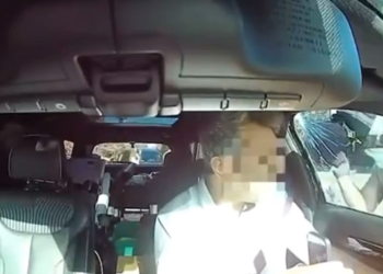 Zastrašujući trenutak, tata se moli s agentima za led da svoje dijete pusti iz automobila u vrtiću prije nego što ga uhiti