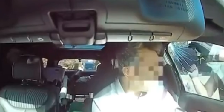 Zastrašujući trenutak, tata se moli s agentima za led da svoje dijete pusti iz automobila u vrtiću prije nego što ga uhiti