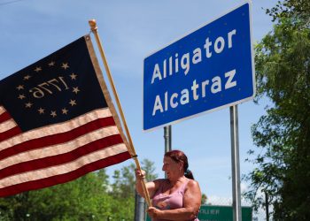 Zastupnik kaže da je aligator Alcatraz “kamp za internaciju” nakon zajedničkog posjeta GOP-DEM-u: “Spakiran u kaveze”