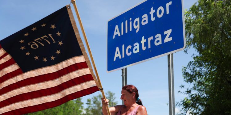 Zastupnik kaže da je aligator Alcatraz “kamp za internaciju” nakon zajedničkog posjeta GOP-DEM-u: “Spakiran u kaveze”