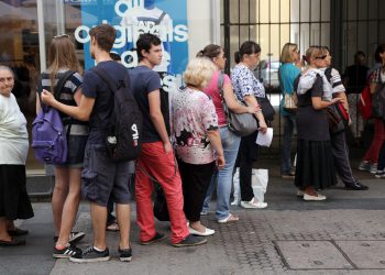 Zavladala pomama: Ljudi satima čekali ispred dućana, ova stvar zaludila je svijet