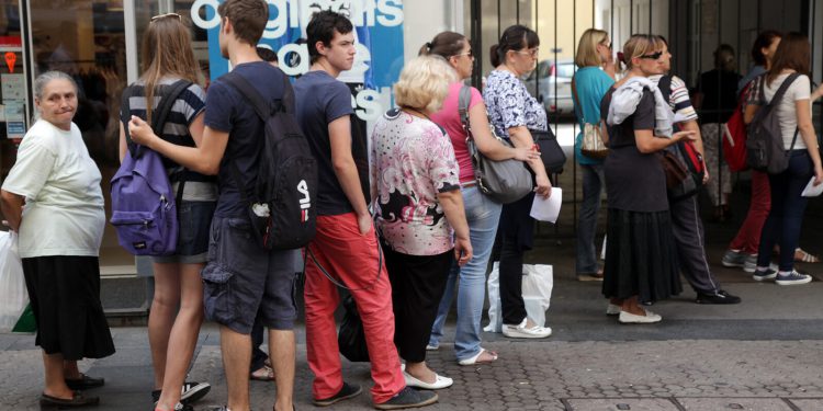 Zavladala pomama: Ljudi satima čekali ispred dućana, ova stvar zaludila je svijet