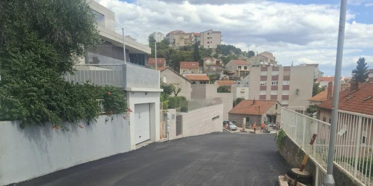 Završeni su radovi u Ulici Ivana Rendića u Šibeniku: Izgrađen je potporni zid, nova rasvjeta, nova ograda i novi asfalt