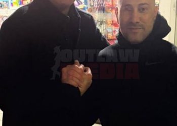 Zloglasni odmetnik Bikie Tarek Zahed pokazuje jezive ozljede koje je pretrpio u pokušaju atentata prvi put dok je uzimao selfie s sjajnim Wayneom Careyom