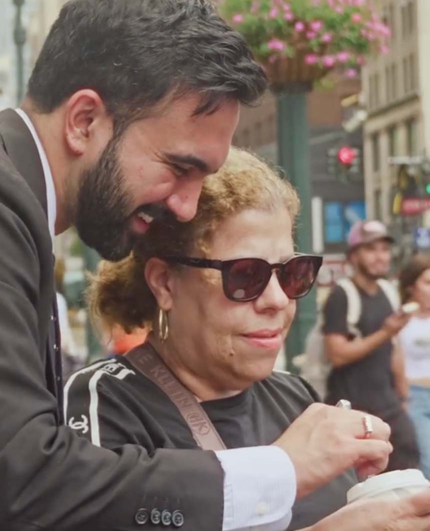 New York City Demokratski kandidat za gradonačelnika Zohran Mamdani pomaže obožavatelju da uzme selfie na ulicama Manhattana