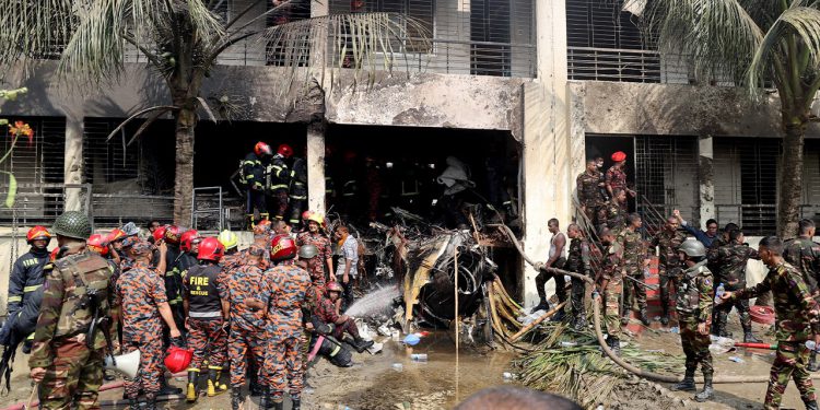 Zrakoplovne zrakoplovne snage Bangladeša sruši se u školski kampus, ubivši 19 ljudi