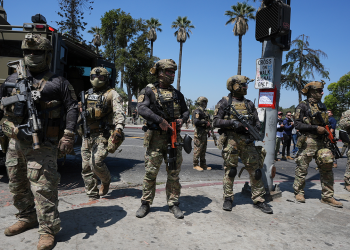 Županija Los Angeles nalaže se za uredbu kako bi zabranila provedbu zakona da maskiraju svoj identitet