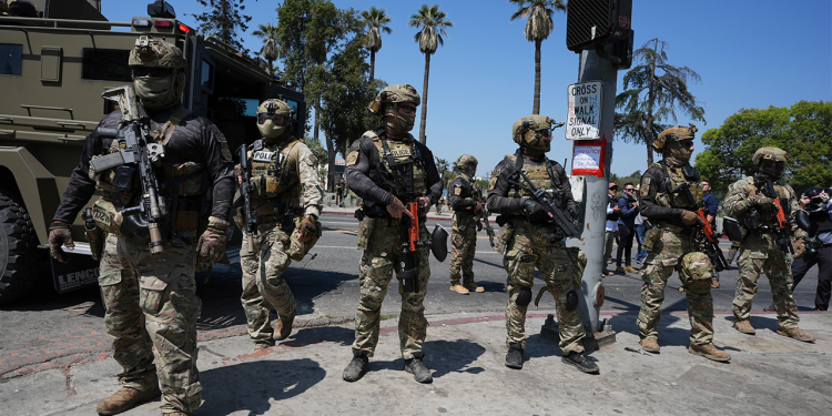 Županija Los Angeles nalaže se za uredbu kako bi zabranila provedbu zakona da maskiraju svoj identitet