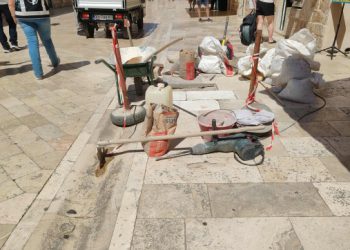 Žurno se sanira oštećeni pločnik Straduna