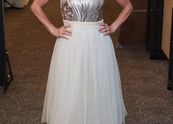 Zvijezda EastEndersa Lorraine Stanley prikazuje gubitak težine s pet kamena u glamuroznoj haljini za šljokice na ljetnoj zabavi Paul Strank