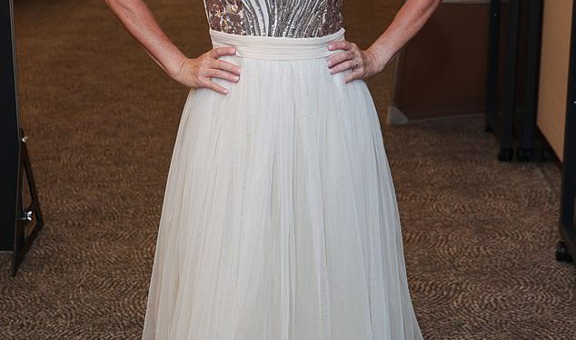 Zvijezda EastEndersa Lorraine Stanley prikazuje gubitak težine s pet kamena u glamuroznoj haljini za šljokice na ljetnoj zabavi Paul Strank