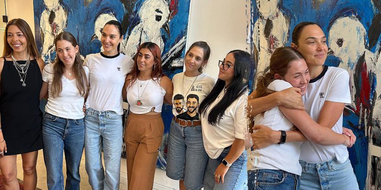 Zvijezda ‘Wonder Woman’ Gal Gadot sastaje se s preživjelima Hamasa zarobljeništva