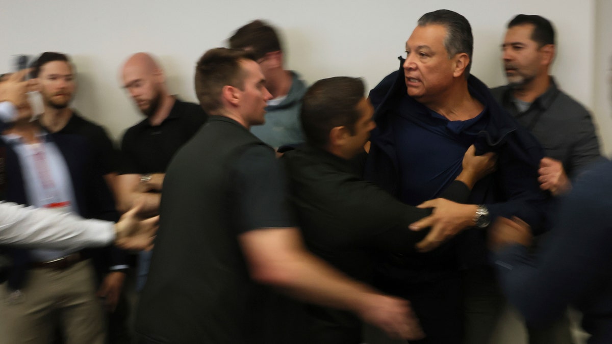 Senator Alex Padilla u pratnji
