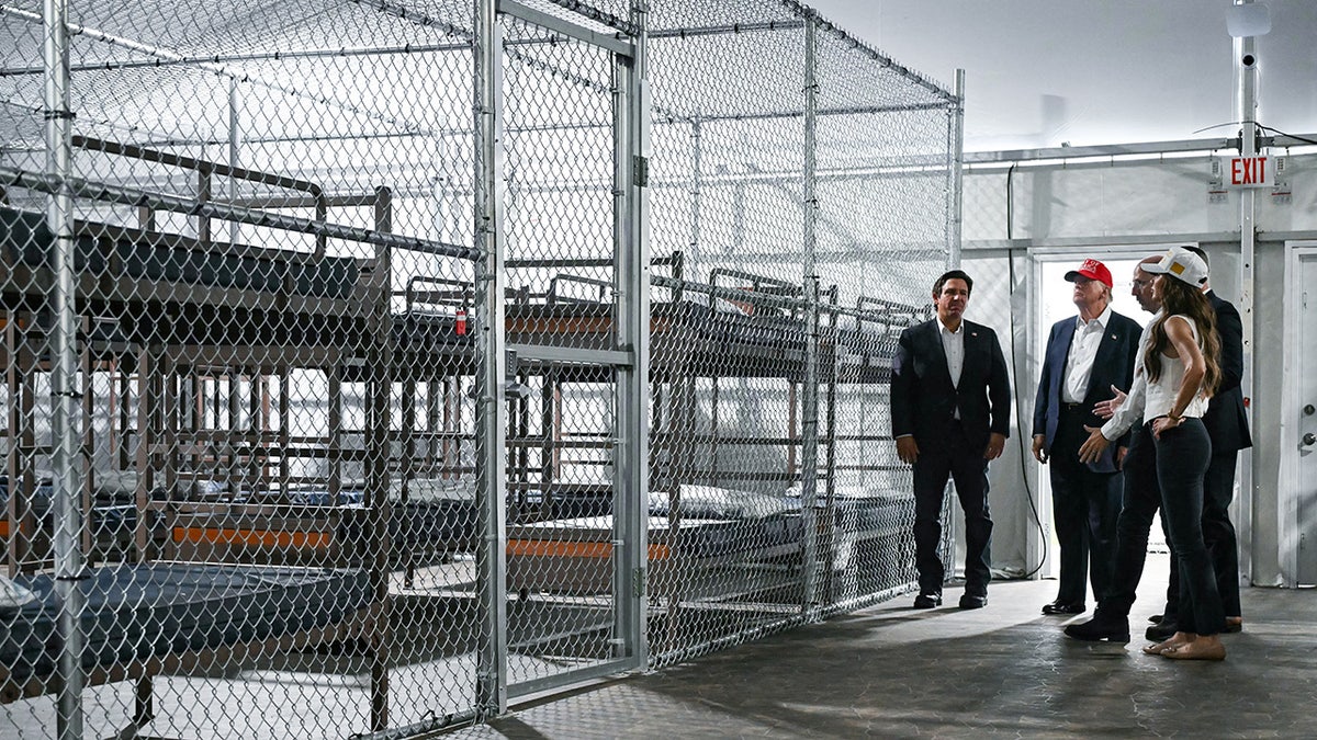 Donald Trump, Kristi Noem i Ron Desantis Tour aligator Alcatraz