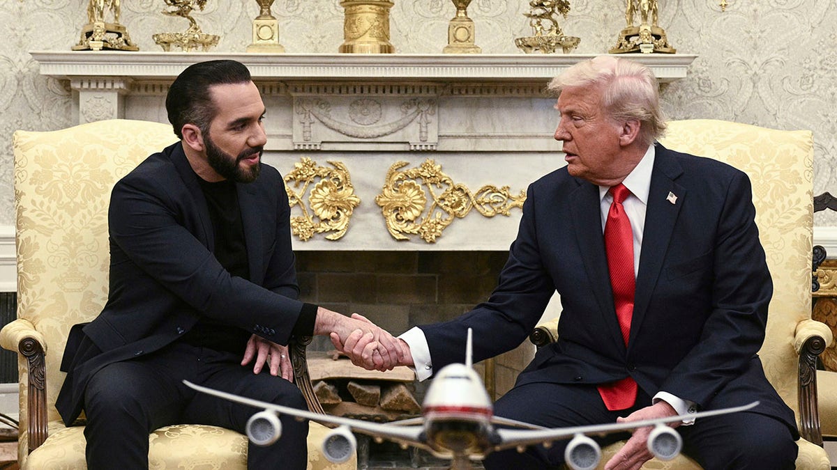 Trump rukuje Bukeleovu ruku u ovalnom uredu