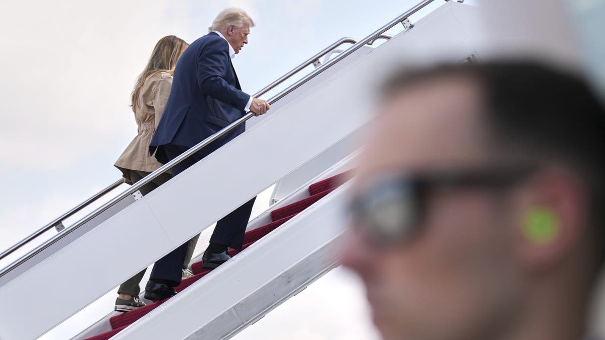 Predsjednik Trump i prva dama na jednoj stepenicama