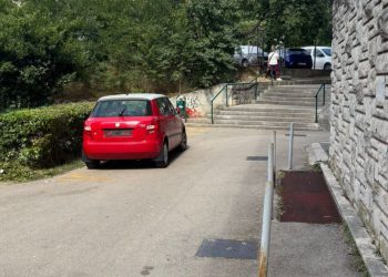 Tko je vlasnik ovog vozila? Napravio je kaos stanarima jedne splitske ulice