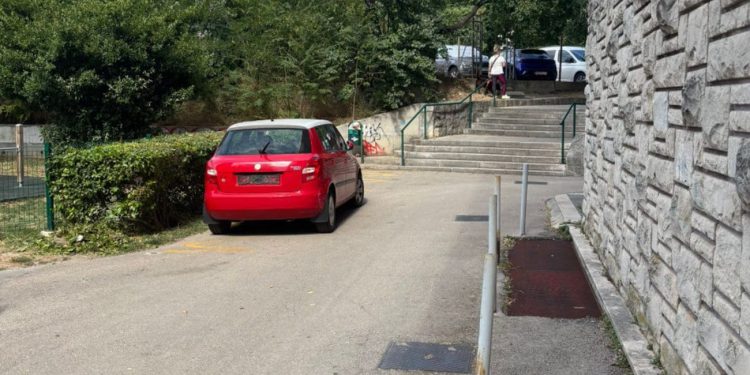 Tko je vlasnik ovog vozila? Napravio je kaos stanarima jedne splitske ulice