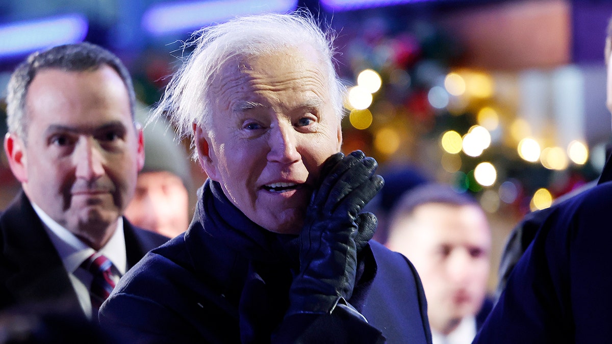 Predsjednik Joe Biden tijekom rasvjete drveća