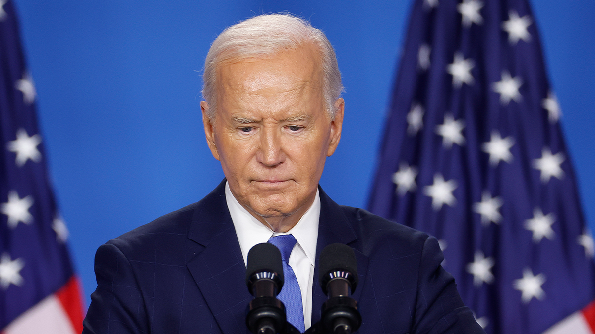 Biden gleda dolje