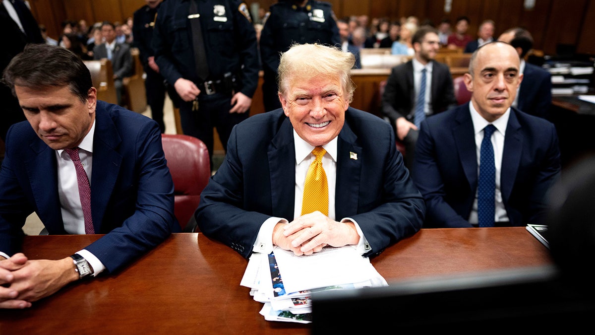 Emil Bove, Donald Trump, Todd Blanche za vrijeme Trumpovog suđenja novca