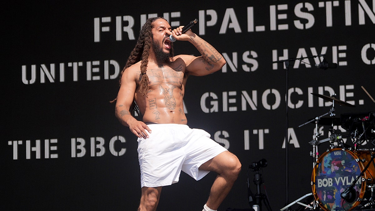 Bob Vylan nastupa na festivalu Glastonbury