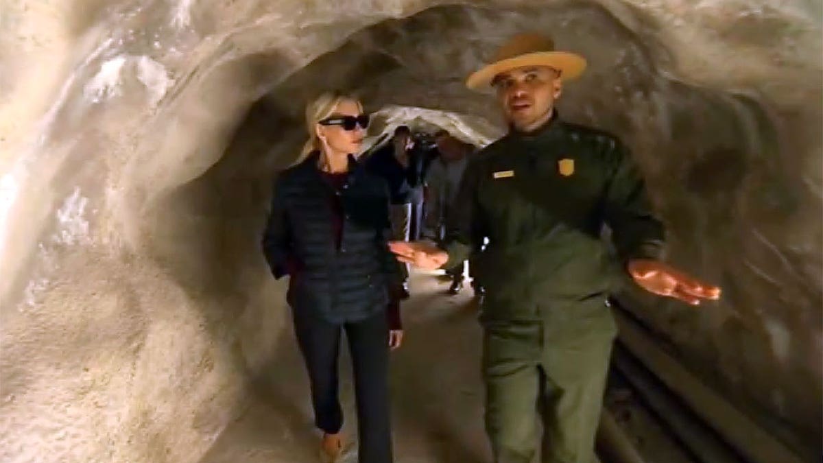 Pam Bondi obilazi tunel Alcatraz s Park Rangerom