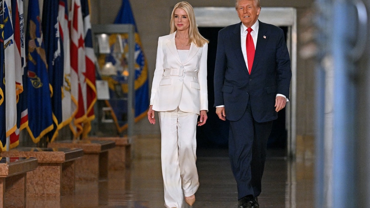 Američki predsjednik Donald Trump i američki državni odvjetnik Pam Bondi (L) stižu da govore u Ministarstvu pravosuđa u Washingtonu, DC (Roberto Schmidt/AFP putem Gettyja)