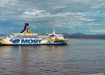 Brod s azbestom plovi između Šolte i Splita. Brodosplit demantira da neće na remont u škver: “Sutra ujutro će se usidriti”