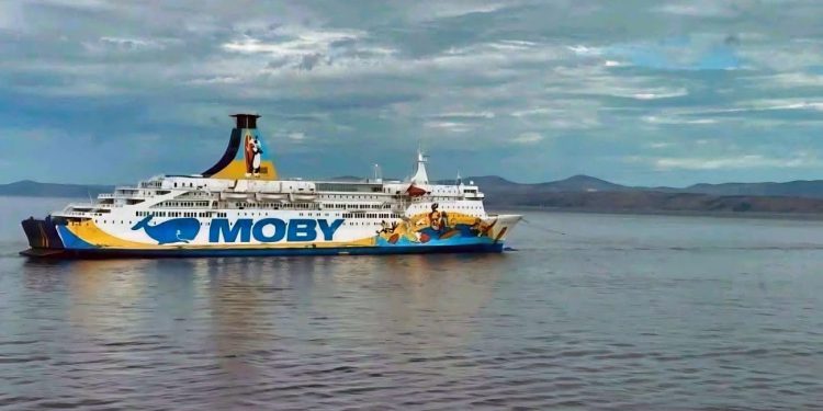 Brod s azbestom plovi između Šolte i Splita. Brodosplit demantira da neće na remont u škver: “Sutra ujutro će se usidriti”