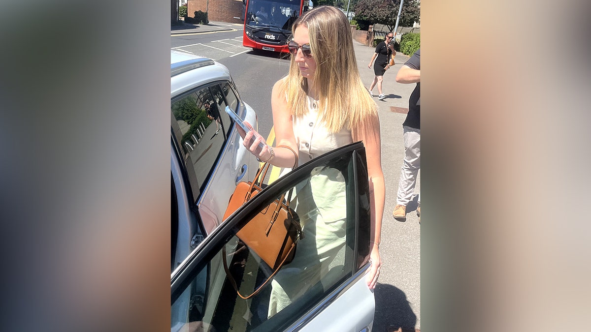 Bivša učiteljica PE Bronwen James (29) napušta sudu za prekršaje Salisburyja, Wiltshire, u srijedu. 