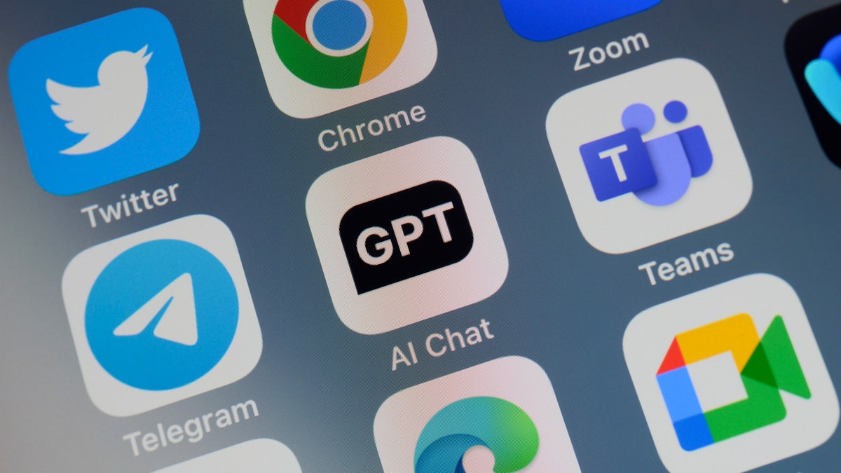 Aplikacija chatgpt prikazana na iPhone zaslonu s mnogim aplikacijama.
