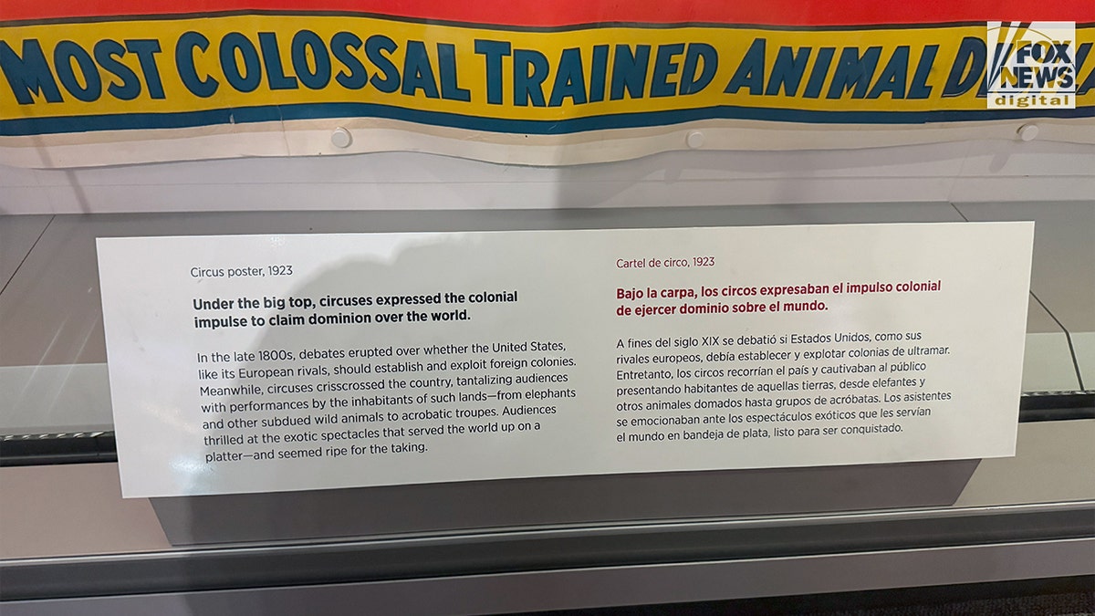 Smithsonian cirkuski ploča koja opisuje kolonijalne teme