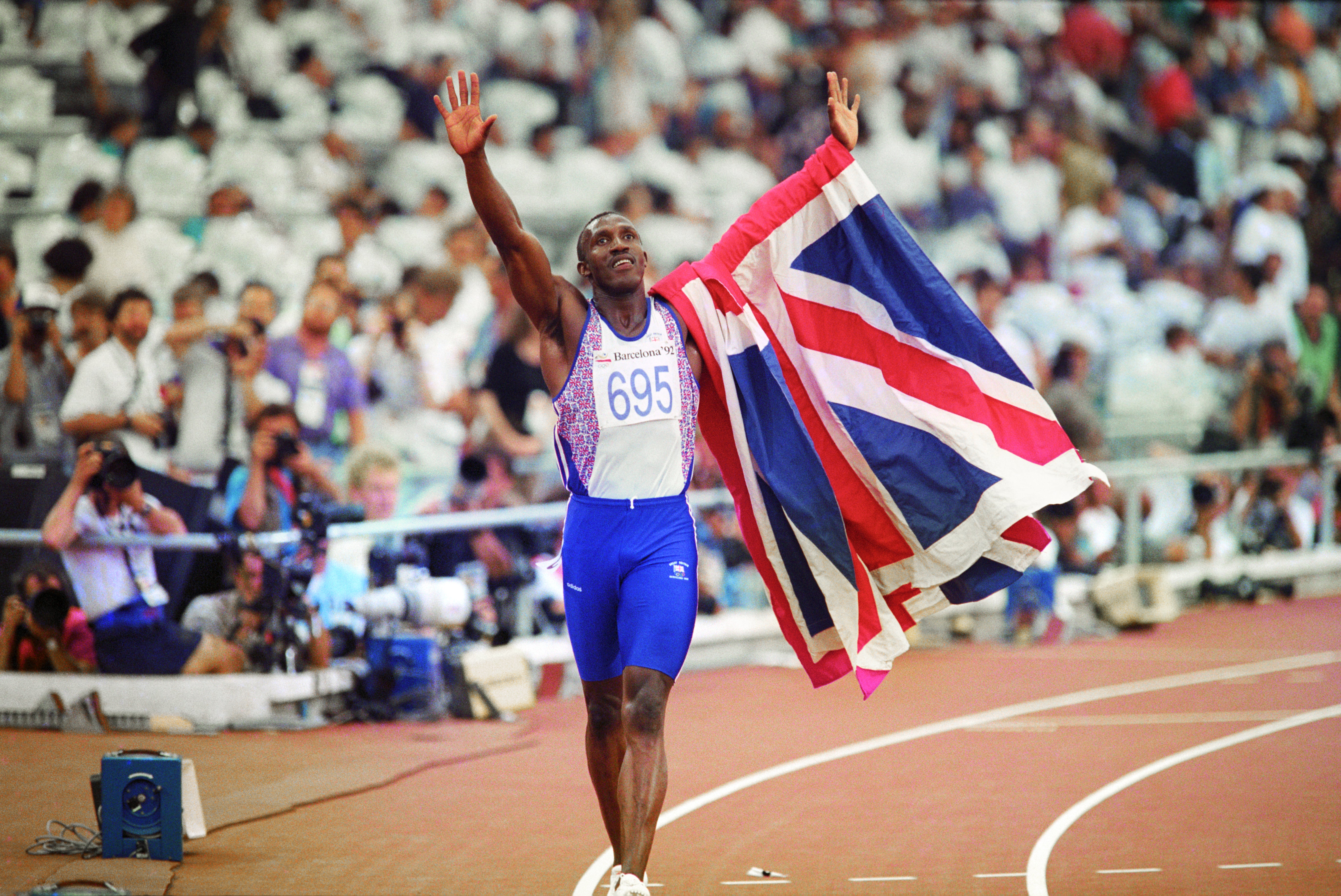 Linford Christie slavi svoje olimpijsko zlato u Barceloni 1. kolovoza 1992