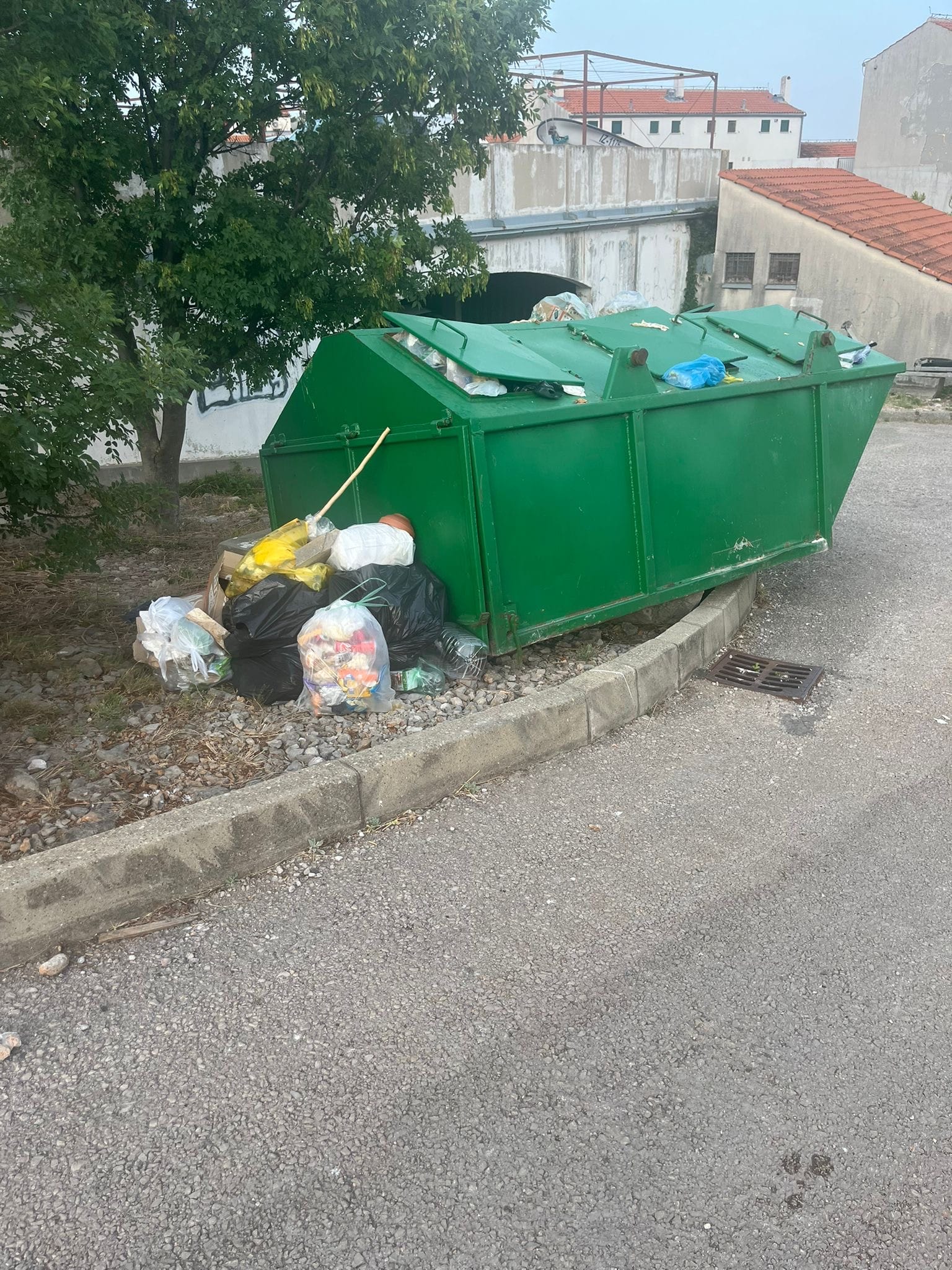 SVE GORE I GORE Stanje u Stinici postaje groteskno: "Bespravna gradnja se nastavlja, uništavaju PP Velebit!"