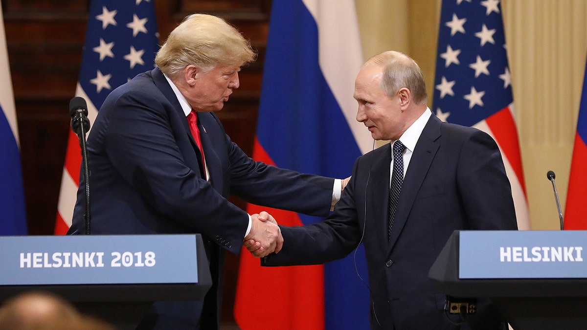 Predsjednik Trump rukuje s ruskim predsjednikom Vladimirom Putinom tijekom konferencije za novinare u Helsinkiju u Finskoj
