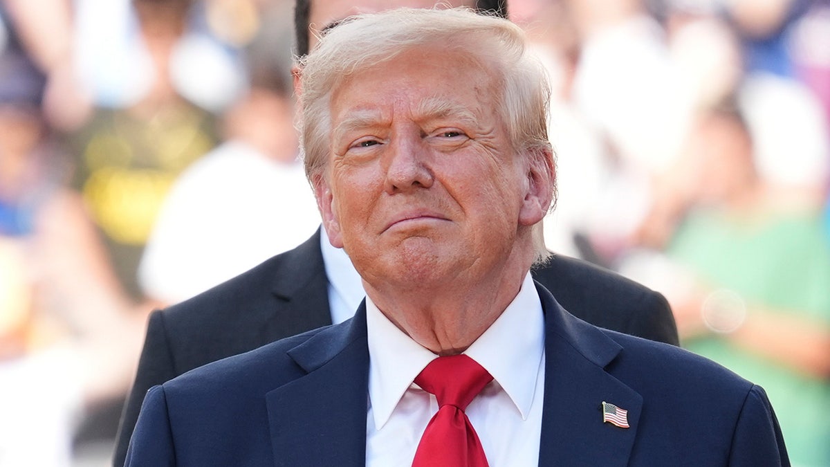 Predsjednik Trump nasmiješi se