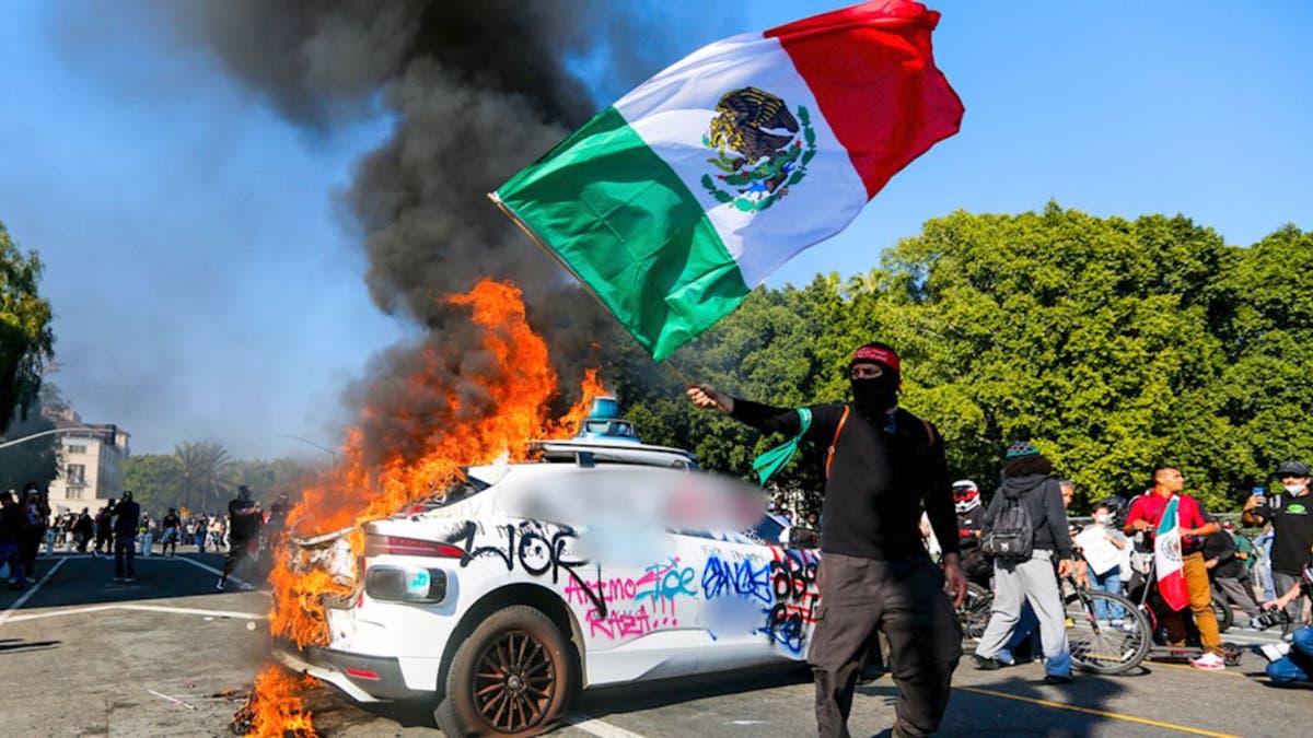 Prosvjednik maše meksičkom zastavom