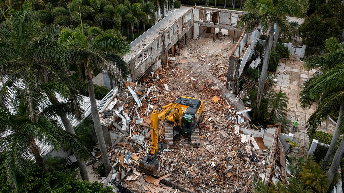 Posade za rušenje BG grupe srušili su dom Palm Beacha kasnog financijera i seksualnog prijestupnika Jeffreyja Epsteina u Palm Beachu, Florida, 20. travnja 2021. godine.